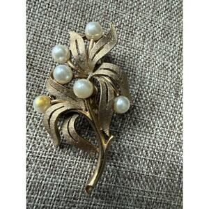 Vintage Signed Roma Faux Pearl Flower Gold Tone Leaves Brooch Pin Classic Career